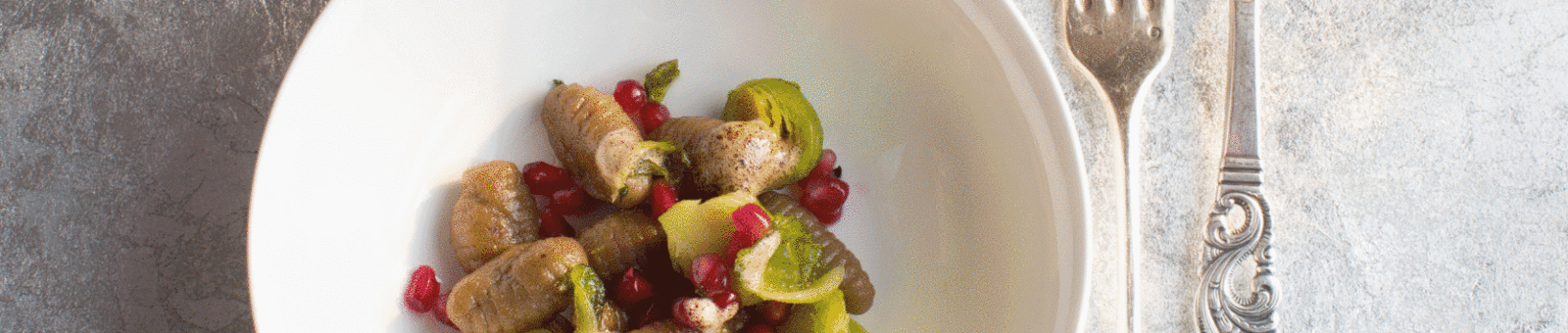     Kastanien-Gnocchi mit Kohlsproseen und Granatapfel 